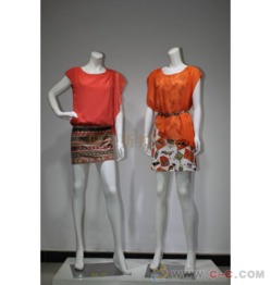 揭秘时尚女装尾货批发 一手货源与厂家折扣下的财富密码