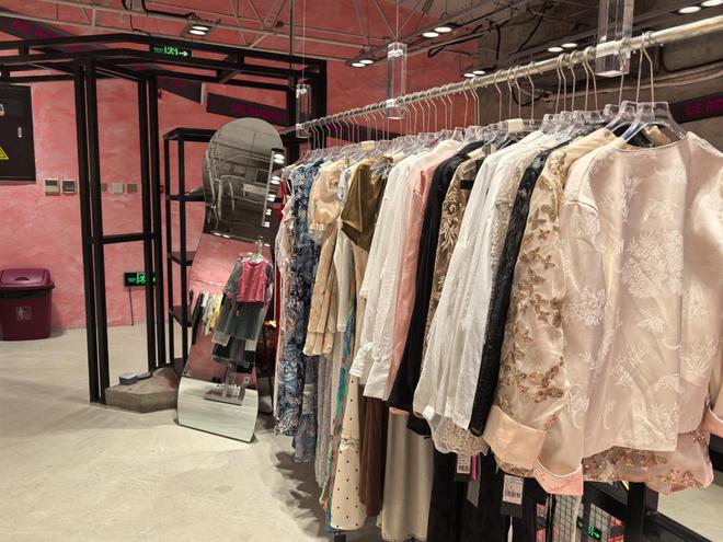 好喝好逛又出片 线下服装店开始流行“场景化”服饰零售