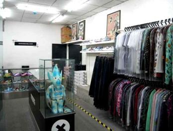 潮流非主流服饰 湛江市霞山区城市广场的服装批发与零售门店