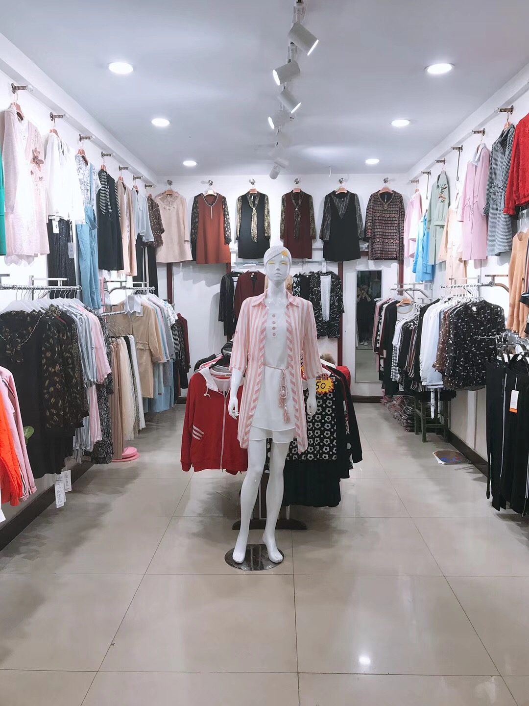 原创服装店内部大厅与更衣室海报矢量图 版权可商用，助力服装服饰零售